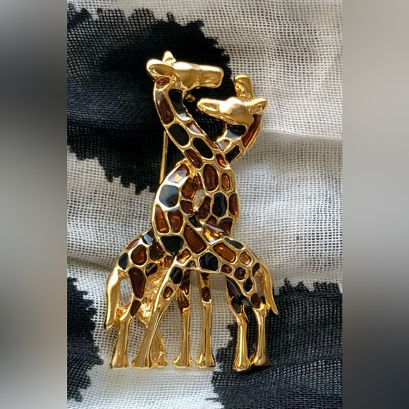 Vintage Hugging Giraffes Brooch - Picture 5 of 6